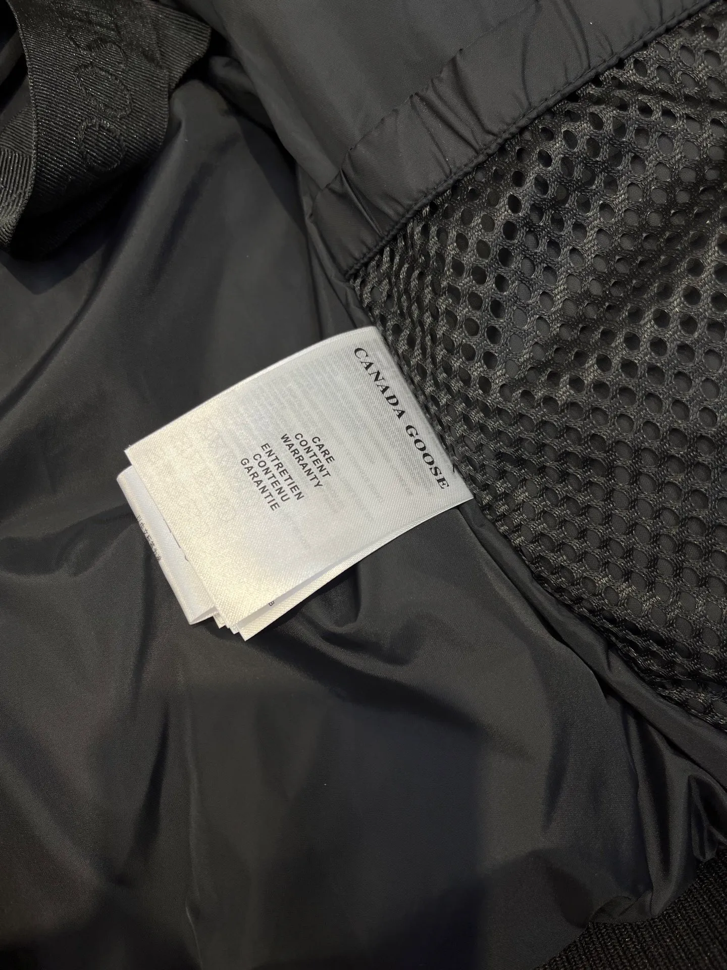 P720 high-end version (new version of Big Goose 01) Canada Goose Canada Goose #Chilliwack 7999M bomber jacket short down jacket/01 model #Men and Women Same Style# ➖ Genuine synchronous anti-counterfeiting chip sensor! ➖ Imported 21S polyester-cotton blended original fabric [last year’s 16S/18S hard fabrics have been completely eliminated, this year all use 21S genuine synchronous fabrics, the soft mid-strap feels delicate and textured], genuine synchronous Feather-Light 10D waterproof coating fabric, made of 84.5 polyester fiber and 15.5 cotton, 100% the best feel in the entire network! ➖ The genuine official website is synchronized with the national standard 80 white duck down, you can check the official website customer service, there will never be a series of misleading claims such as 90 down or goose down! ➖ Using the best nylon lining with double double-layer sealing design, velvet-proof No. 7 needle + grid-filled down ready-made garments, there is 100% no so-called velvet running! ➖ The cuffs are designed with thickened seamless threads, and the collar and pockets are lined with top-quality polar fleece to keep you warm and comfortable! ➖ Yoshida YKK provides original custom-made electroplated sliders. YKK two-way lockable zippers are tight and smooth and will not peel off paint! ➖ 3M composite guarantees that the Velcro is the same as the original, durable, and all accessories and hardware are custom-made! ➖ Imported BEHRINGER embroidery machine to customize the 10,000-needle embroidery logo, 98% of which can be reproduced to restore the original logo. You can check and compare on the official website! ➖ The fur collars are all made of large pieces of Western Canadian blue wolf hide, ensuring that each fur collar is 13-15cm wide!   Size:XS-XXL
